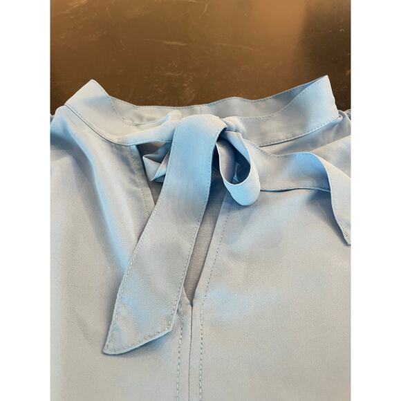 LOFT blue shirred shoulder sleeveless flowy v-neck with tie shell Med - Picture 8 of 9